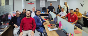 Parte da equipe da YAMAKAWA Imóveis reunida na unidade Tatuapé, sorrindo em ambiente moderno e acolhedor, representando a dedicação e o espírito colaborativo da empresa.